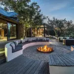 La terraza y la hoguera, el lugar perfecto para compartir historias.