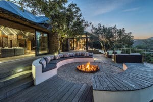 La terraza y la hoguera, el lugar perfecto para compartir historias. 