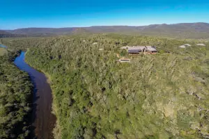 Kariega Settlers Drift setting elevated, overlooking the river and reserve. 