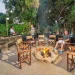 Tauschen Sie Ihre Safari-Geschichten mit anderen Gästen aus, während Sie neben der Boma zu Abend essen.