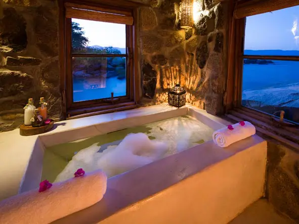 Cada suite cuenta con un precioso cuarto de baño privado, ¡incluida una bañera con vistas!