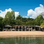 El lodge está situado justo en la playa, con fácil acceso para practicar snorkel, kayak y natación.