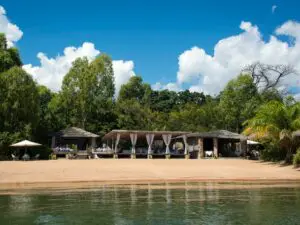 El lodge está situado justo en la playa, con fácil acceso para practicar snorkel, kayak y natación.