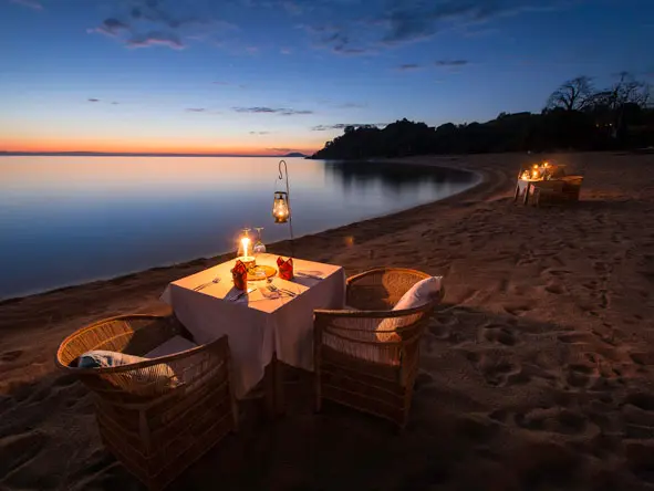 Otra velada perfecta a orillas del lago Malaui, con cena privada para dos.