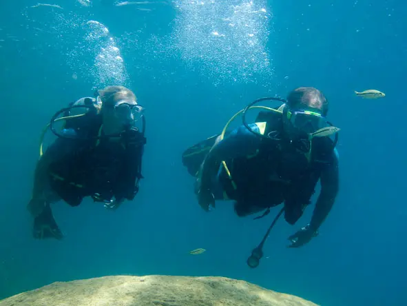 El lodge está certificado por PADI y cuenta con dos instructores de buceo cualificados.
