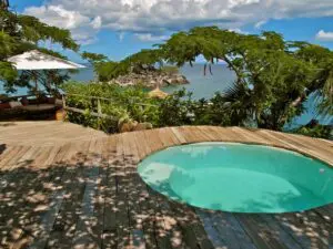 Relájese en la terraza principal frente al alojamiento o disfrute de un baño en la piscina.