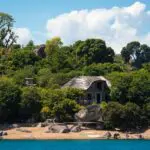 Kaya Mawa es un lodge de playa ecológico situado a orillas del lago Malaui.