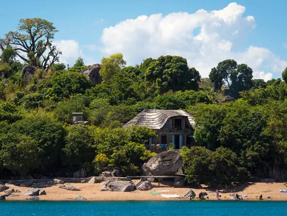 Kaya Mawa es un lodge de playa ecológico situado a orillas del lago Malaui.