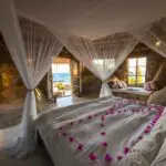 Las suites individuales están construidas con materiales naturales como piedra, madera y paja, y gozan de maravillosas vistas al lago.