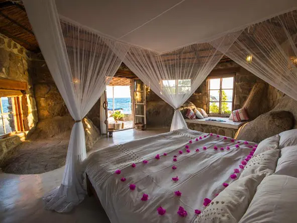 Las suites individuales están construidas con materiales naturales como piedra, madera y paja, y gozan de maravillosas vistas al lago.