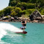 Kaya Mawa también ofrece varios deportes acuáticos, como wakeboard y esquí acuático.