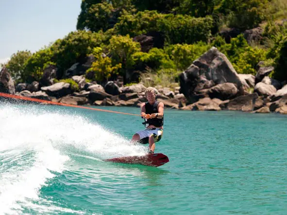 Kaya Mawa también ofrece varios deportes acuáticos, como wakeboard y esquí acuático.
