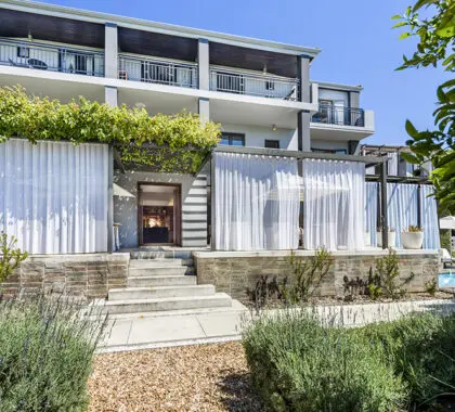 Kensington Place es un hotel boutique de lujo situado en un hermoso barrio de Ciudad del Cabo, casi a los pies de la Montaña de la Mesa.