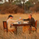 Ein Tisch für zwei bekommt während Ihrer Kenia-Flitterwochen eine ganz neue Bedeutung - Elsas Camp im Meru-Nationalpark.