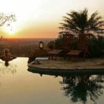 Ein Sonnenuntergang über der Savanne, beobachtet vom Komfort eines Swimmingpools aus - das kann nur Afrika sein.