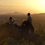 Pirschfahrten in den Flitterwochen in Kenia enden in der Regel mit einer atemberaubenden Aussicht und einer kalten Flasche Bier!