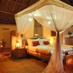 Vorgehangene Moskitonetze, strohgedeckte Dächer und antike Möbel schaffen in unseren ausgewählten Unterkünften ein klassisches Safari-Gefühl.