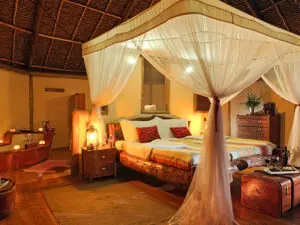 Vorgehängte Moskitonetze, strohgedeckte Dächer und antike Möbel schaffen in unseren ausgewählten Unterkünften ein klassisches Safari-Gefühl.