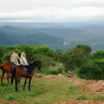 Kenia-Safari-Aktivitäten reichen von Pirschfahrten und Wanderungen bis hin zu Reitabenteuern und Heißluftballonfahrten.