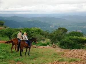 Kenia-Safari-Aktivitäten reichen von Pirschfahrten und Wanderungen bis hin zu Reitabenteuern und Heißluftballonfahrten.
