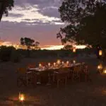 Die Orte für das Abendessen auf einer Kenia-Luxus-Safari reichen von großen Speisesälen bis zu Waldhainen mit Kerzenlicht.