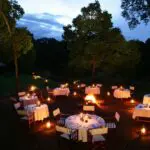 Flackerndes Kerzenlicht unter einem Sternenregen - es ist Zeit für das Abendessen auf einer Kenia-Luxus-Safari.