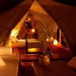 Das warme Licht von Kerzen unter dem Zelt schafft ein unverwechselbares Ambiente auf einer Kenia-Luxus-Safari.