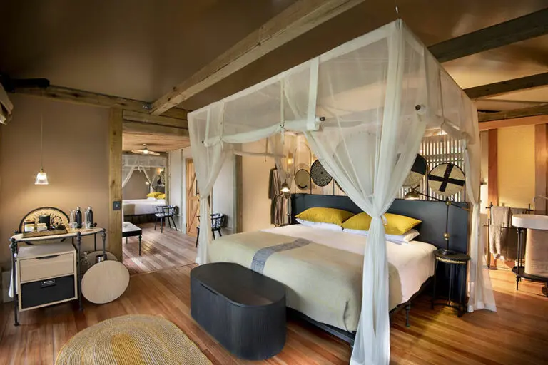 Interior de la habitación familiar del Khwai Leadwood Lodge.