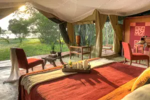 Interior de la tienda del campamento Kicheche Laikipia.