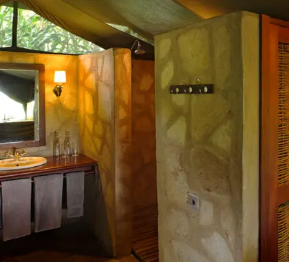 KichwaTemboTentedCamp-Bathroom-StandardHabitación