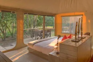 KichwaTemboTentedCamp-UpperLevelBedroom-LuxuryHabitación