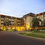 El Hotel Kigali Serena está bien cuidado y flanqueado por cuidados jardines.