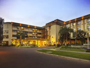 El Hotel Kigali Serena está bien cuidado y flanqueado por cuidados jardines.