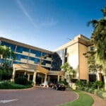 Un amplio camino de entrada conduce al moderno y contemporáneo Kigali Serena Hotel.