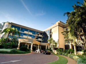 Un amplio camino de entrada conduce al moderno y contemporáneo Kigali Serena Hotel.