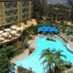 Disfrute del interminable sol de la ciudad en la piscina o con un cóctel al aire libre bajo una sombrilla.