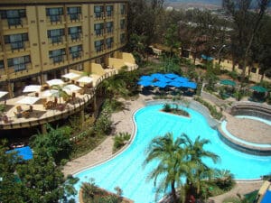Disfrute del interminable sol de la ciudad en la piscina o con un cóctel al aire libre bajo una sombrilla.