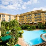Las habitaciones del Kigali Serena Hotel dan a la gran piscina.