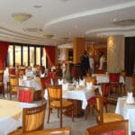 Disfrute de la comodidad de saborear el desayuno en el restaurante bien equipado del hotel.
