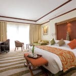 Las amplias habitaciones cuentan con todas las comodidades, una decoración elegante y camas confortables.