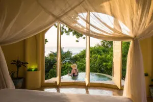 La vista de su villa en una isla tropical. 