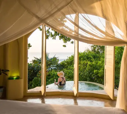 La vista de su villa en una isla tropical. 