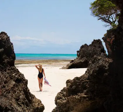Paseos por la playa bajo el acantilado de Cora.