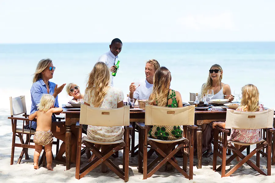 Una familia disfruta de un almuerzo junto al océano en el hotel Kinondo Kwetu, en la playa de Diani (Kenia).