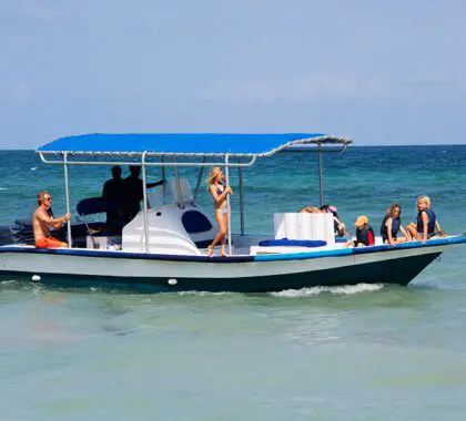 Passeios de barco a partir da praia de Galu.