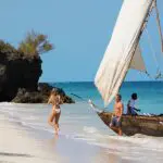 Arenas blancas y aguas cristalinas en la playa de Diani.