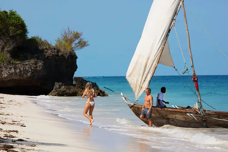 Navegar hasta las playas de arena | Kinondo Kwetu Hotel Diani Beach 