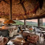 El salón principal goza de amplias vistas del Serengeti.