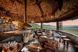 El salón principal goza de amplias vistas del Serengeti.