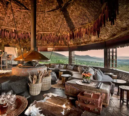 El salón principal goza de amplias vistas del Serengeti.